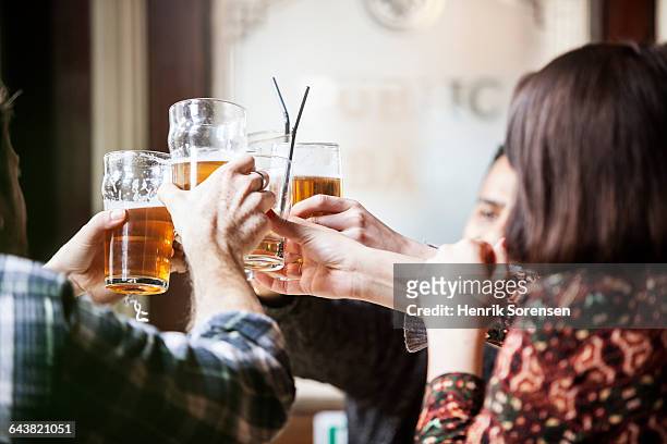 friend in a pub drinking beer - drink photos et images de collection