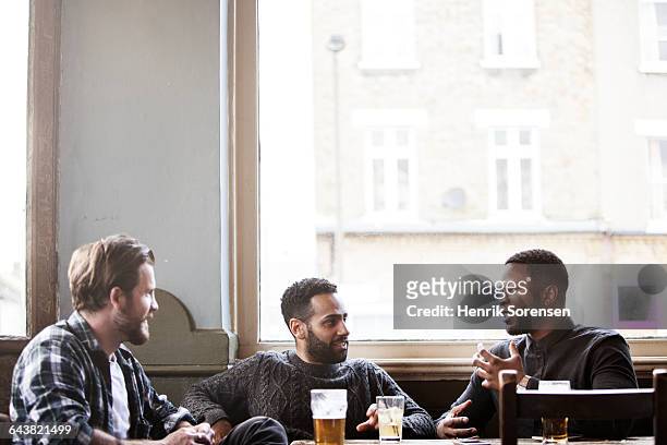 three guys at a pub - mates pub stock-fotos und bilder