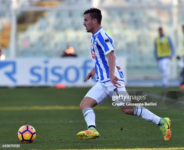 Valerio Verre of Pescara Calcio in action during the Serie A match between Pescara Calcio and Genoa CFC at Adriatico Stadium on February 19, 2017 in...