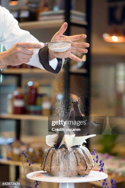 chef de tamiser le sucre en poudre - sifting stock photos et images de collection