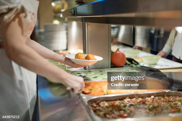 operaio della caffetteria che serve il pranzo - cafeteria foto e immagini stock