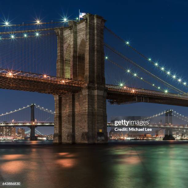 brooklyn bridge night view - new york - dumbo brooklyn fotografías e imágenes de stock