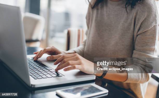 mujer usando su computadora portátil - laptop fotografías e imágenes de stock