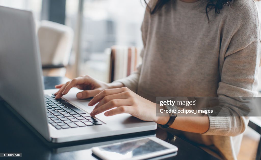 Vrouw met behulp van haar laptop