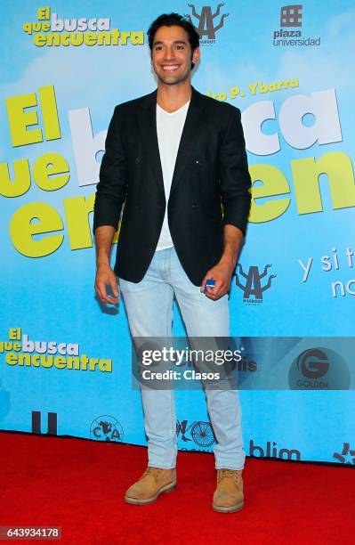Raul Coronado poses during the red carpet of 'El Que Busca Encuentra' on February 21, 2017 in Mexico City, Mexico.
