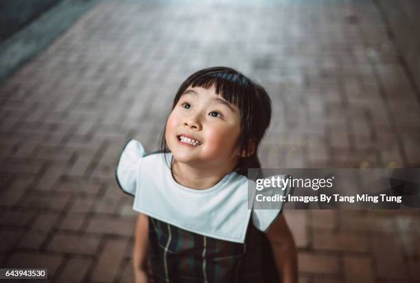 little girl looking up at sky joyfully - only kids at sky stockfoto's en -beelden