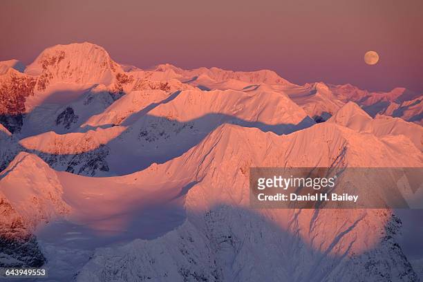 full moonrise over the chugach mountains, alaska - alaska amerikaanse staat stockfoto's en -beelden