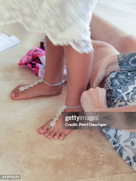 a helping hand. - wedding feet fotografías e imágenes de stock