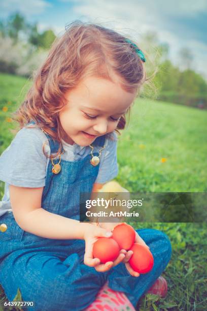 kind zu ostern - chick egg stock-fotos und bilder