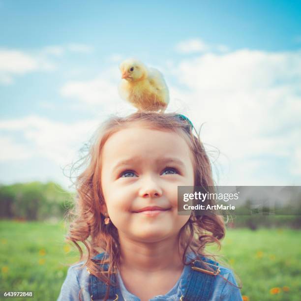 bambino a pasqua - uccellino foto e immagini stock