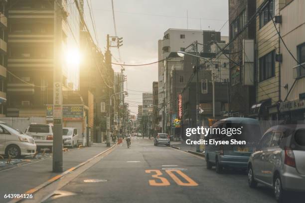 tokyo streets - quartier d'asakusa photos et images de collection