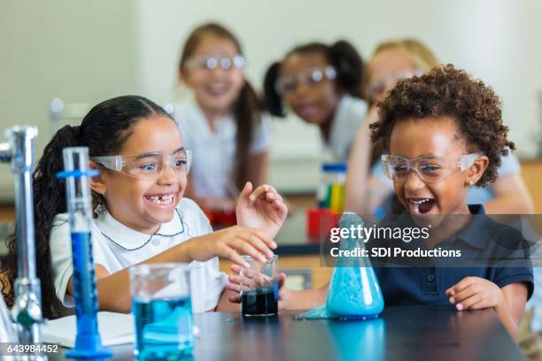 興奮してアフリカ系アメリカ人の女子学生は、化学実験に参加します。 - 科学者　子供 ストックフォトと画像