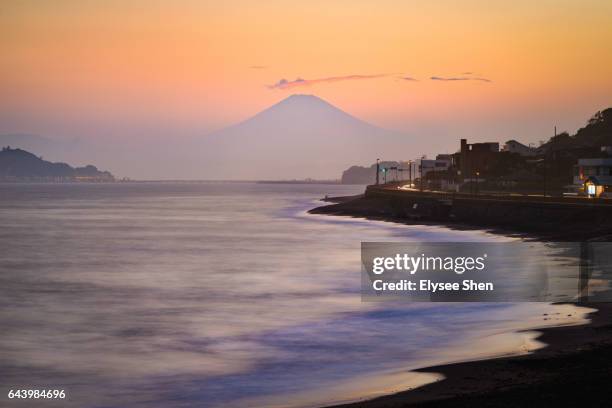 mt. fuji & kamakura shichirigahama - kamakura stock-fotos und bilder