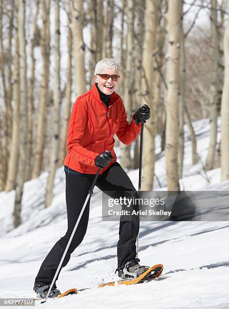 caucasian woman cross-country skiing on hill - women's cross country skiing - fotografias e filmes do acervo