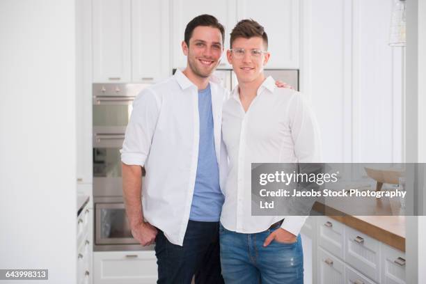 150 301点の肩を組むのストックフォト Getty Images 150 301点の肩を組むのストックフォト Getty Images