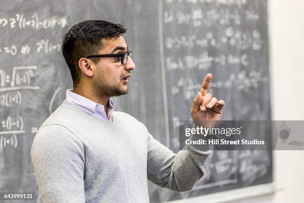 professor talking in college classroom - mathematician stockfoto's en -beelden