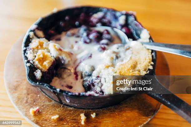 skillet dessert with melted ice cream - cobbler stock-fotos und bilder