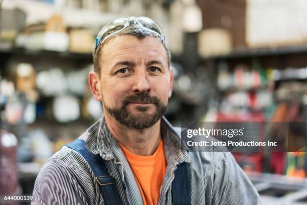 caucasian worker smiling in factory - industrial portraits character photos et images de collection