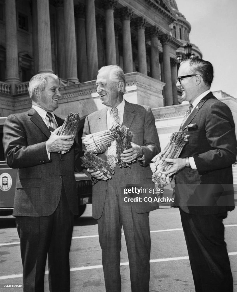 Rep. John E. Hunt, Rep. Leslie C. Arends and Dan Kuykendall talking with each other