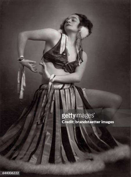 Dancer Ellen Petz in a belt-costume. 1927. Photograph by Franz Xaver Setzer.