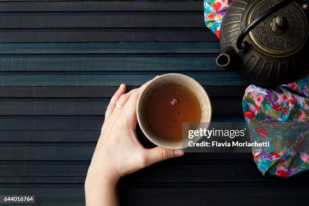 drinking tea - cup of tea from above fotografías e imágenes de stock