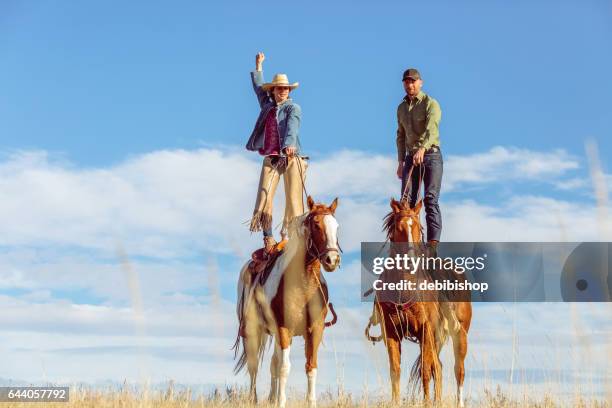 cowgirl victorieuse - exploit sportif photos et images de collection