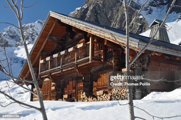 chalet in the french alps - ciel sans nuage stock-fotos und bilder