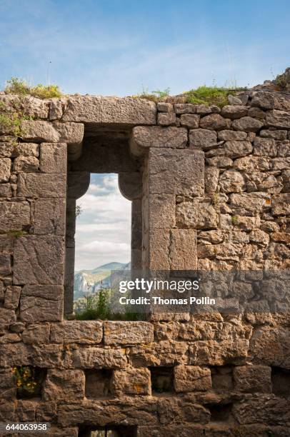 puilaurens cathar castle - effet de perspective stock-fotos und bilder