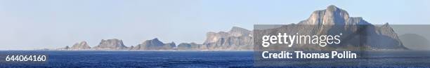 rocky island panorama - ciel sans nuage stock-fotos und bilder