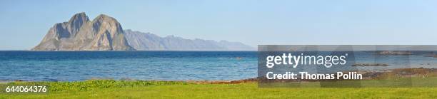 lofoten archipelago shore panorama - ciel sans nuage stockfoto's en -beelden