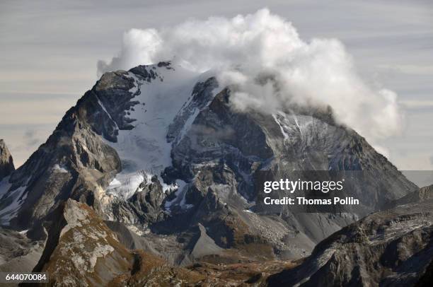 rocky mountain summit in the clouds - parque nacional vanoise fotografías e imágenes de stock