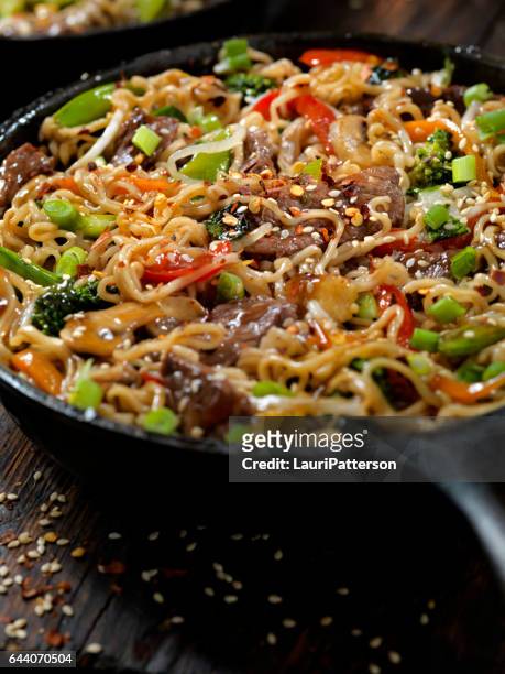 beef, broccoli and ramen noodle stir fry - chow mein stock pictures, royalty-free photos & images
