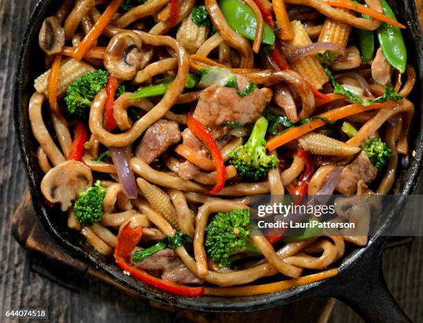 pork, vegetable and noodle stir fry - udon noodle stock pictures, royalty-free photos & images