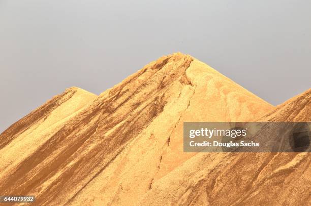 piles of sand used as a construction aggregate - perspectiva de una cinta transportadora fotografías e imágenes de stock