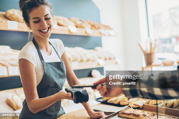 contactloze betalingen in de bakkerij - shop pay stockfoto's en -beelden