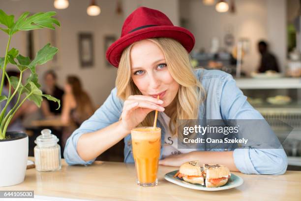 portrait of smiling woman with smoothies - speisen und getränke 個照片及圖片檔
