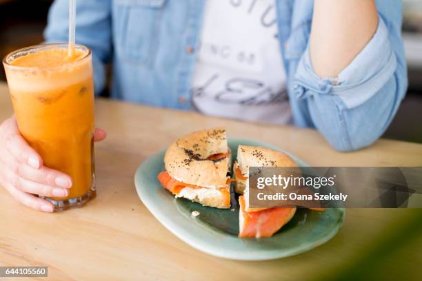 portrait of smiling woman with food - tisch essen stockfoto's en -beelden