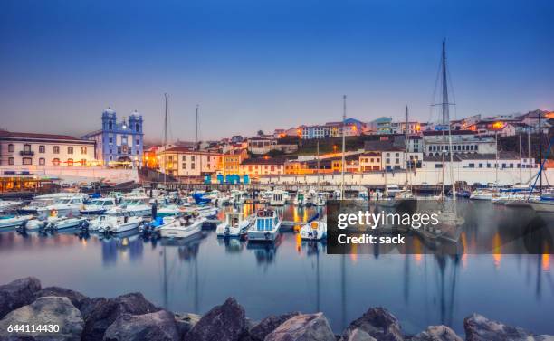 el puerto de angra do heroísmo, al atardecer, isla de terceira (azores) - isla terceira fotografías e imágenes de stock