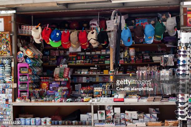 souvenir und tabak-kiosk in lissabon, portugal - praca de figueria stock-fotos und bilder