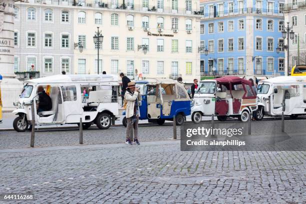 tuk-tuks en lisboa - praca de figueria fotografías e imágenes de stock