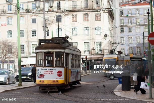 elektrische straßenbahn in lissabon, portugal - praca de figueria stock-fotos und bilder