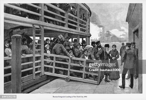 ilustraciones, imágenes clip art, dibujos animados e iconos de stock de ruso los inmigrantes de aterrizaje en nueva york ciudad, 1892 grabado - social history