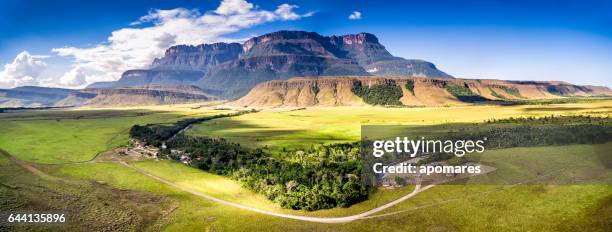 luftbild uruyen indigeous lager auyantepui, la gran sabana, venezuela - la gran sabana stock-fotos und bilder