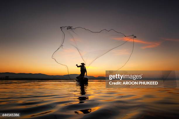 fisherman - rete da pesca commerciale foto e immagini stock