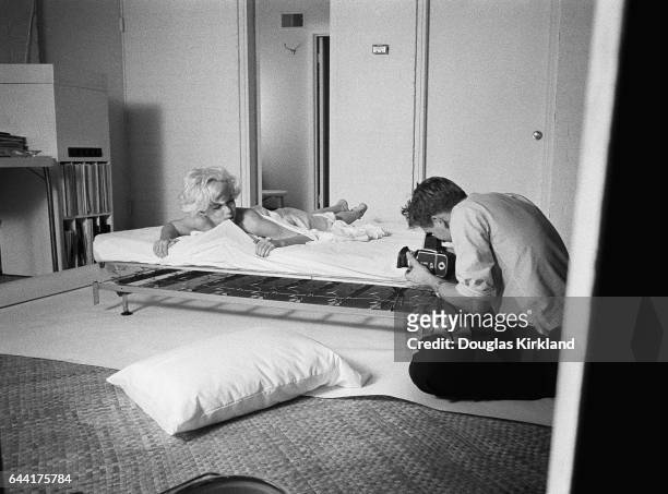 Douglas Kirkland photographing Marilyn Monroe
