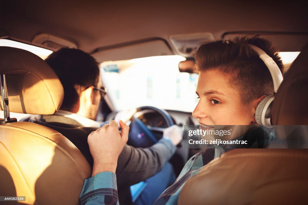 Padre e hijo en auto