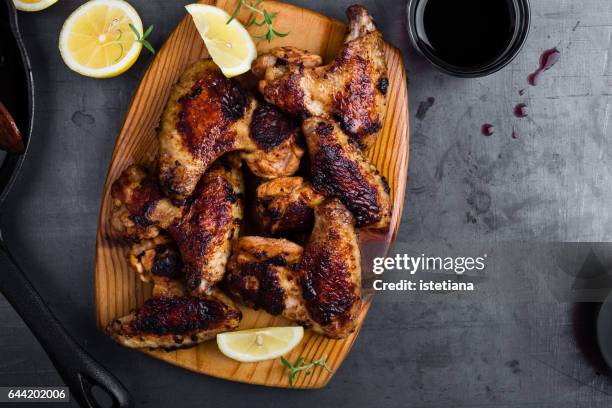 roast chicken wings on cutting board - chicken fingers stockfoto's en -beelden