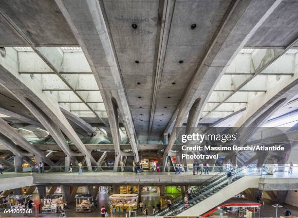 the estação de lisboa-oriente (lisbon oriente station), architect santiago calatrava, the concrete structure in the interior - estação fotografías e imágenes de stock