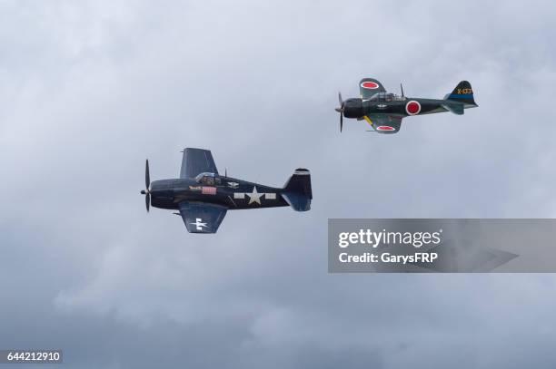 u.s. navy f6f hellcat 6m3 japanese zero airshow 2016 oregon - mitsubishi a6m zero imagens e fotografias de stock