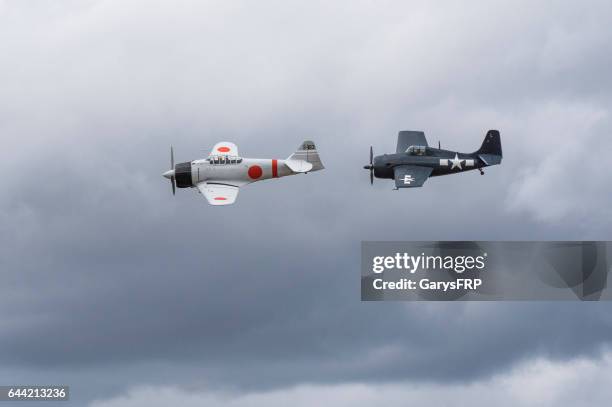 a6m2 japanese zero u.s. navy f6f hellcat airshow 2016 oregon - mitsubishi a6m zero imagens e fotografias de stock